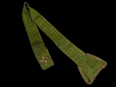 Stola, c. 1600–1650. An embroidered silk stole with a green background, against which a 