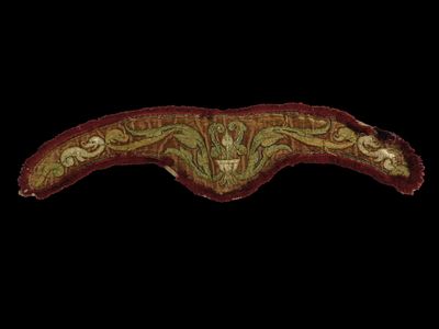 Collar&iacute;n. Spain, c. 1525–1575. A ruff made of brown velvet with embroidered appliqu&eacute; and a 