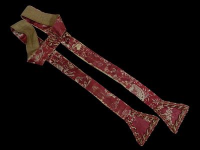 Stola. 19th century. Embroidered silk stole in shades of maroon and off-white. Spain, 19th 