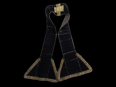 Manipulus. Spain, 19th century. Purple velvet mace. Spain. 19th century. Size: 81 cm
