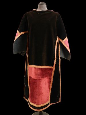 Dalmatic. Spain, c. 1700. A dalmatic in black and red velvet with maroon damask. Spanish work 
