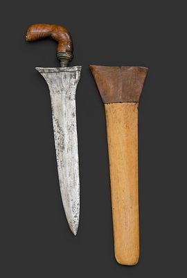 Kris, Malaysia, 19th century. Kris from Malaysia, 19th century. Solid, very broad blade. Wooden 