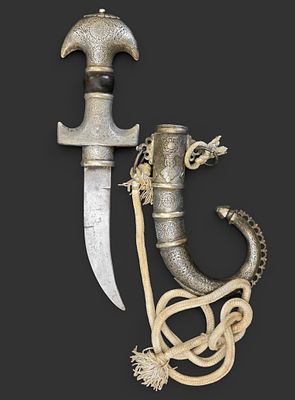 Gran Gum&iacute;a Morocco. Large Moroccan gumia. Entirely made of engraved silver. In good condition. 