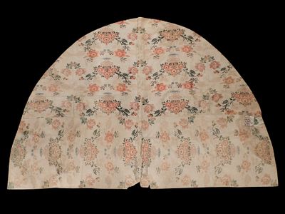 Floral cape, c. 1800. Cape made of embossed silk with an ochre background and plant and floral 