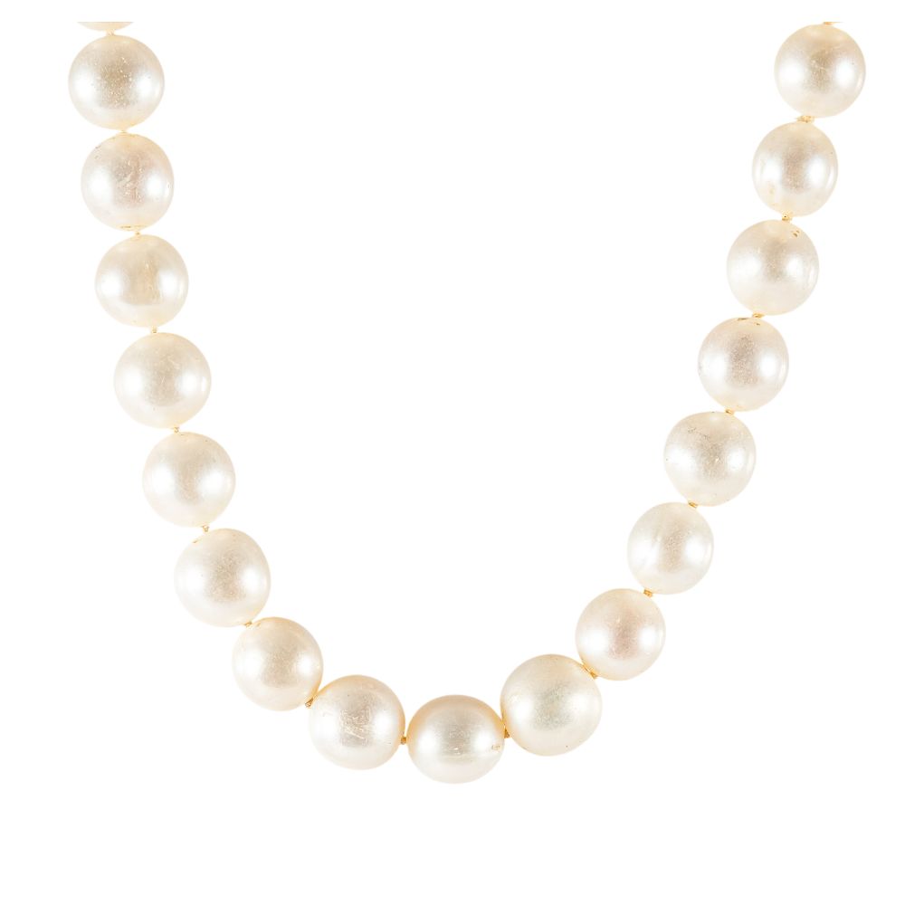 Collar de perlas cultivadas y cierre en oro. . Collar de perlas cultivadas de 9 mm con cierre 