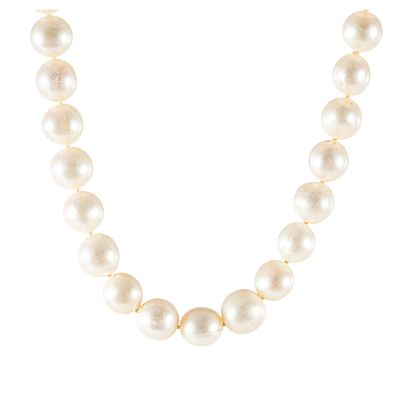 Collar de perlas cultivadas y cierre en oro. . Collar de perlas cultivadas de 9 mm con cierre 