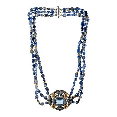 Gargantilla de tres tiras de sodalita en plata y plata pavonada y oro con espinela azul y 