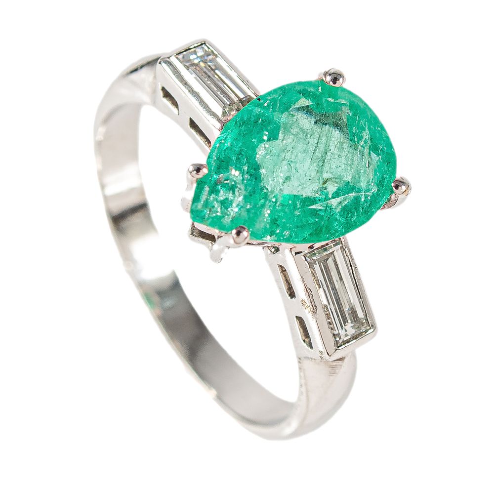 Sortija en oro blanco con esmeralda y diamantes. . Sortija en oro blanco con esmeralda central 