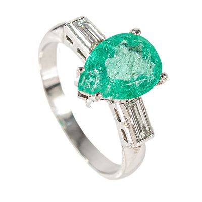 Sortija en oro blanco con esmeralda y diamantes. . Sortija en oro blanco con esmeralda central 