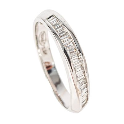 Sortija media alianza en oro blanco con diamantes. . Sortija media alianza en oro blanco con 