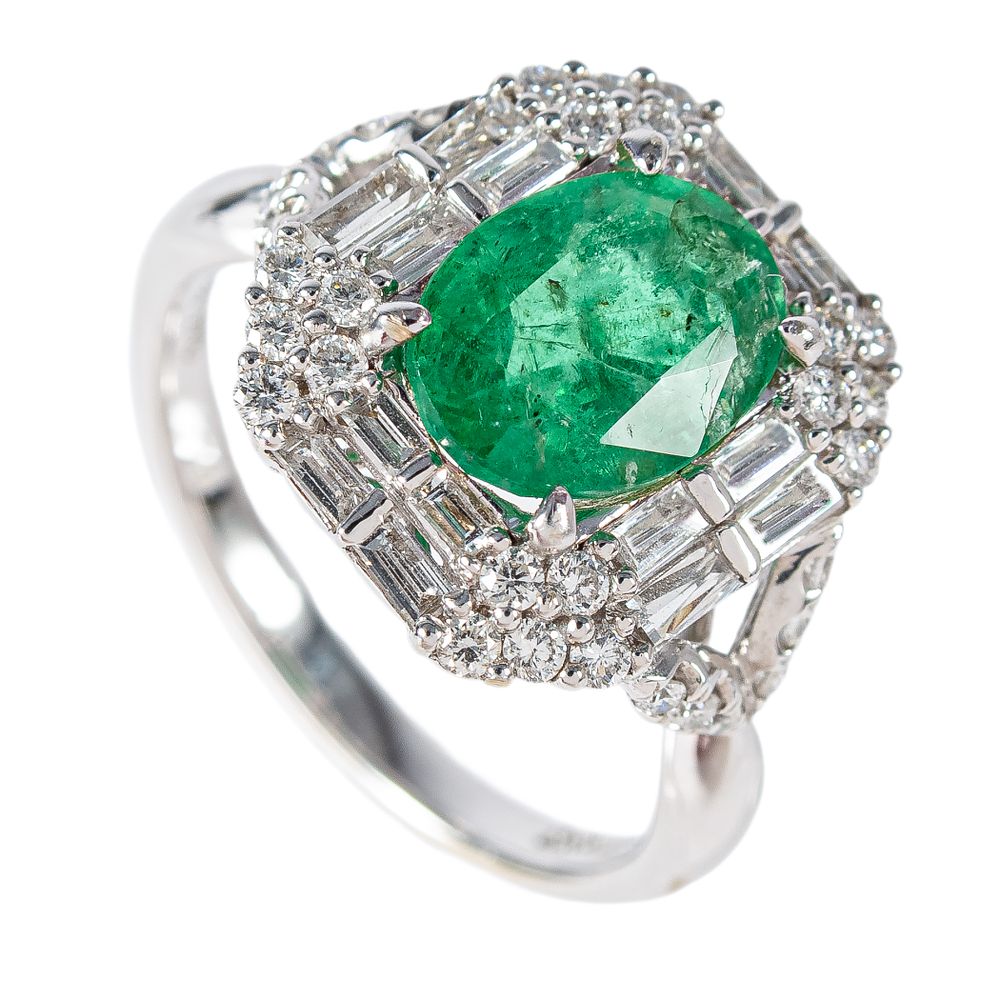 Sortija en oro blanco con esmeralda y diamantes. Sortija en oro blanco con esmeralda central 