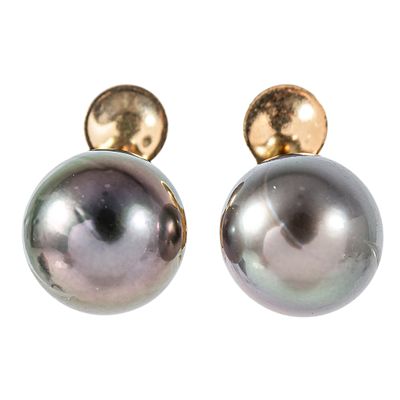 Pendientes en oro con perla Tahití. . Pendientes en oro con perla Tahití de 10 mm. 
3,98 gr.