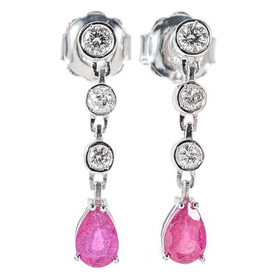 Pendientes largos en oro blanco con diamantes y rubí. . Pendientes largos en oro blanco con trío 