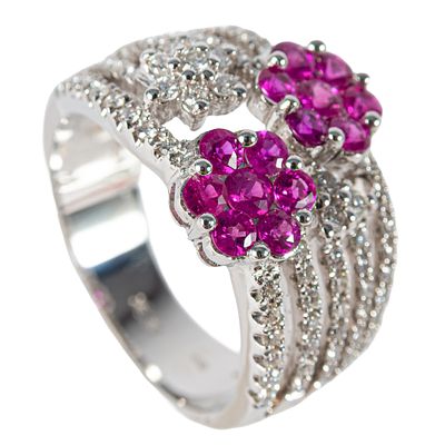 Sortija calada en oro blanco con doble rosetón de rubíes y bandas de diamantes. . Sortija calada 