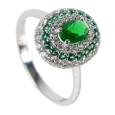 Sortija diseño oval en oro blanco con topacios verde y circonitas. . Sortija diseño oval en oro 