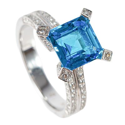 Sortija en oro blanco con topacio azul custodiado por diamantes. . Sortija en oro blanco con 