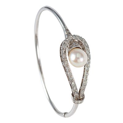 Pulsera esclava en oro blanco con perla cultivada y diamantes. . Pulsera esclava en oro blanco 