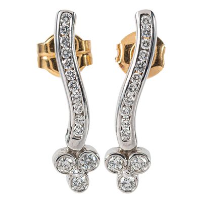 Pendientes en oro bicolor con diamantes. Pendientes en oro bicolor con barrita ondulada y trío 