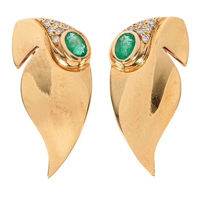 Pendientes diseño hoja en oro con esmeralda y diamantes. . Pendientes diseño hoja en oro con 