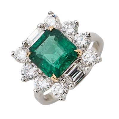 Sortija rosetón en oro blanco con esmeralda de Zambia y diamantes. . Sortija rosetón en oro 