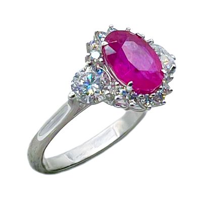 Sortija en oro blanco con rubí Burna de Myanmar y diamantes. . Sortija en oro blanco con rubí 