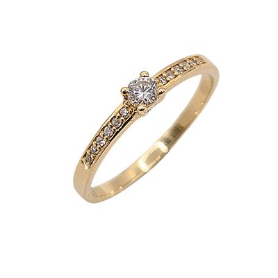 Sortija en oro y diamantes. Sortija en oro con centro y brazos de diamantes talla brillante, 0 