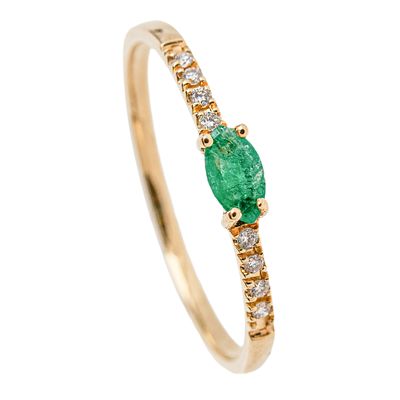 Sortija en oro con esmeralda y diamantes. Sortija en oro con centro de esmeralda talla marquise 