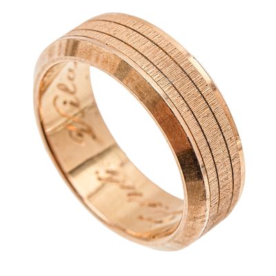 Sortija alianza en oro. . Sortija alianza en oro con decoraci&oacute;n estriada. 
6,85 gr. N&ordm; 7.