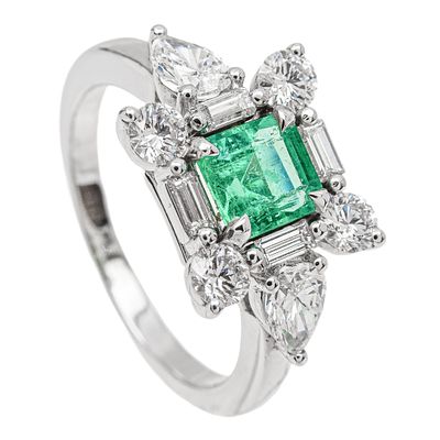 Sortija en oro blanco con esmeralda de Colombia y diamantes. Sortija en oro blanco con 