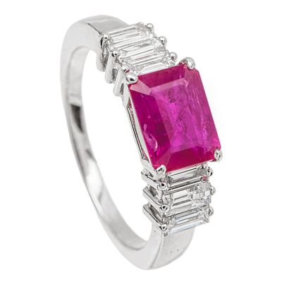 Sortija en oro blanco con rub&iacute; Burma y diamantes. Sortija en oro blanco con rub&iacute; Burma Mogok de 