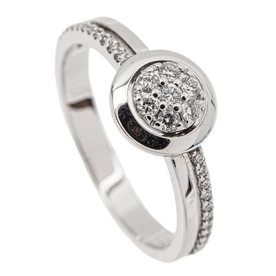 Sortija en oro blanco con diamantes. Sortija en oro blanco con centro y brazos en pav&eacute; de 