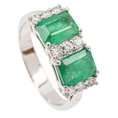 Sortija en oro blanco con esmeraldas y diamantes. . Sortija en oro blanco con pareja de 