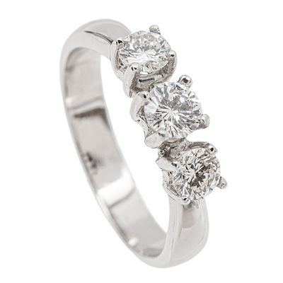 Sortija en oro blanco con diamantes. Sortija en oro blanco con tr&iacute;o central de diamantes talla 
