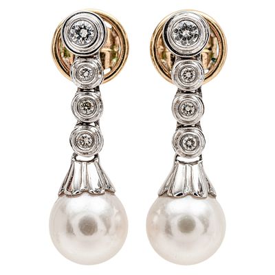 Pendientes largos en oro bicolor con diamantes y perla cultivada. . Pendientes largos en oro 