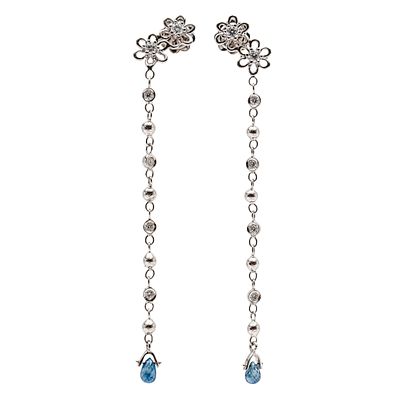 Pendientes largos de cadena en oro blanco con diamantes y turmalina azul. Pendientes largos en 