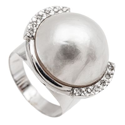 Sortija en oro blanco con perla mabe Japonesa y diamantes. Sortija en oro blanco con perla mabe 