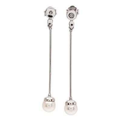 Pendientes largos en oro blanco con diamante y perla cultivada. . Pendientes largos en oro 