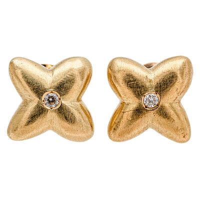 Pendientes dise&ntilde;o estrella en oro mate con diamante. Pendientes dise&ntilde;o estrella en oro mate con 