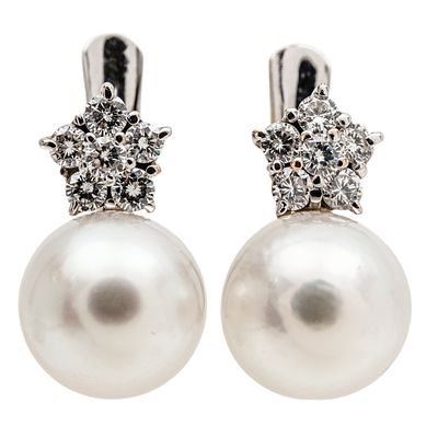 Pendientes en oro blanco con perla cultivada y diamantes. . Pendientes en oro blanco con perla 
