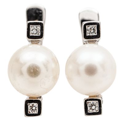 Pendientes en oro blanco con perla cultivada y diamantes. Pendientes en oro blanco con perla 