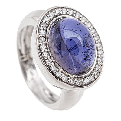 Sortija en oro blanco con iolita y diamantes. Sortija en oro blanco con cabuj&oacute;n central de 