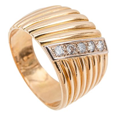 Sortija gallonada en oro con diamantes. Sortija gallonada en oro con banda central de diamantes 