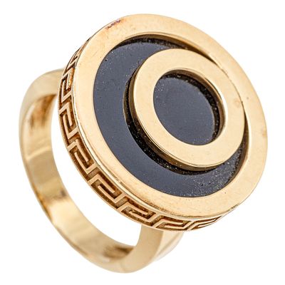 Sortija en oro y esmalte. Sortija de c&iacute;rculos conc&eacute;ntricos en oro y esmalte con decoraci&oacute;n 