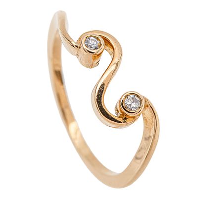 Sortija en oro con diamantes. Sortija en oro con onda central rematada por chatones de diamante 