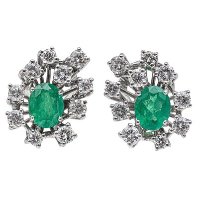 Pendientes en oro blanco con esmeralda y diamantes. Pendientes en oro blanco con centro de 