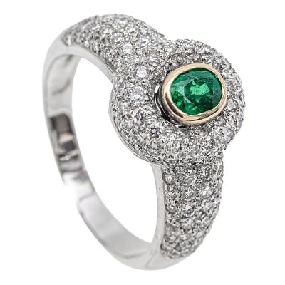 Sortija en oro bicolor con esmeralda y diamantes. Sortija en oro bicolor con chat&oacute;n de 