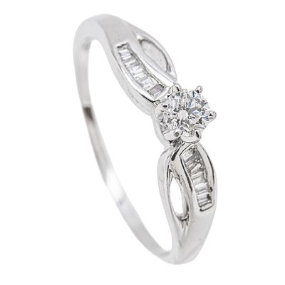 Sortija en oro blanco con diamantes. Sortija en oro blanco con centro y brazos de diamantes 