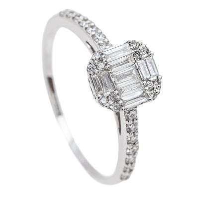 Sortija en oro blanco con diamantes. . Sortija en oro blanco con centro y brazos de diamantes 