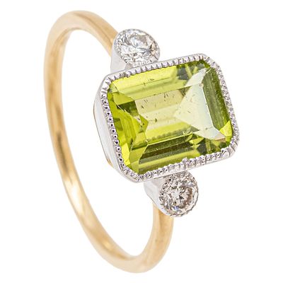 Sortija en oro y oro blanco con diamantes y olivina. Sortija en oro y oro blanco con centro de 