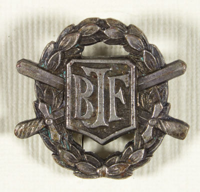 "UNION OF JEWISH FRONT-LINE SOLDIERS" MEMBERSHIP BADGE. Buttonhole-type membership badge from 